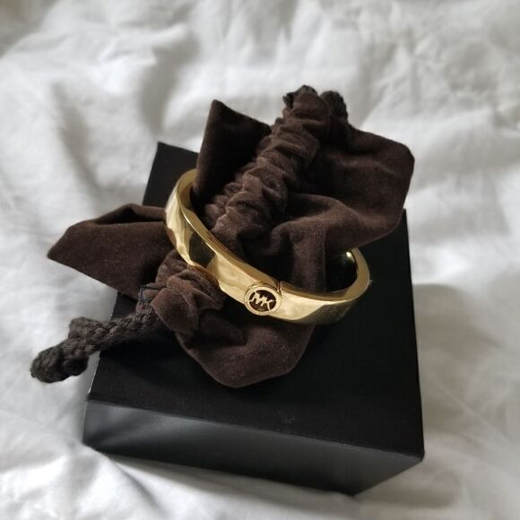 MICHAEL KORS GOLD COLOR BRACELET WITH LOGO PLAQUE WITH ORIGINAL BOX - Picture 1 of 16